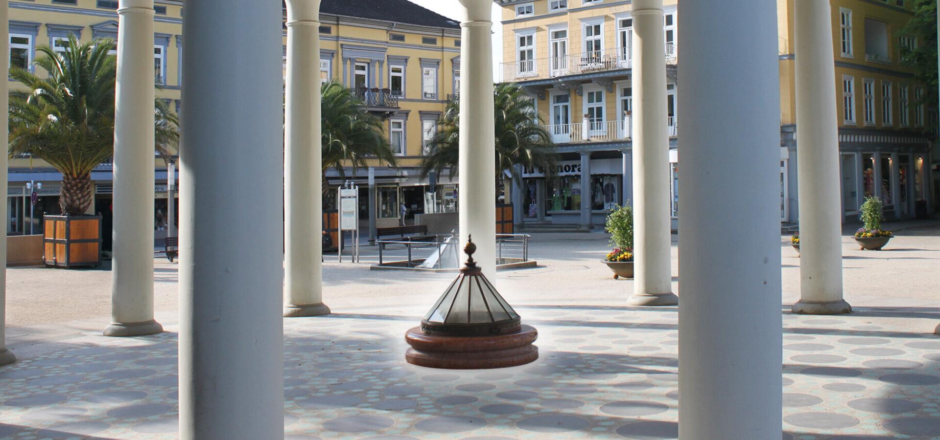 Blick durch die Säulen des Brunnentempels in Bad Pyrmont auf den Brunnenplatz.
