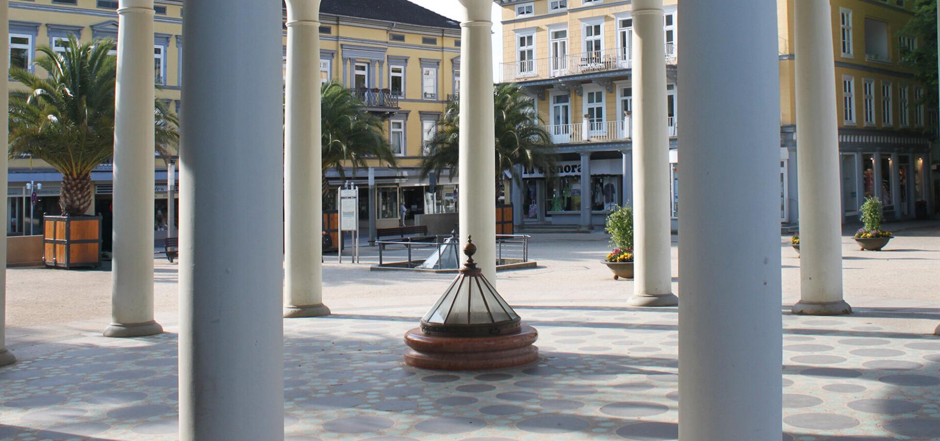 Blick durch die Säulen des Brunnentempels in Bad Pyrmont auf den Brunnenplatz.
