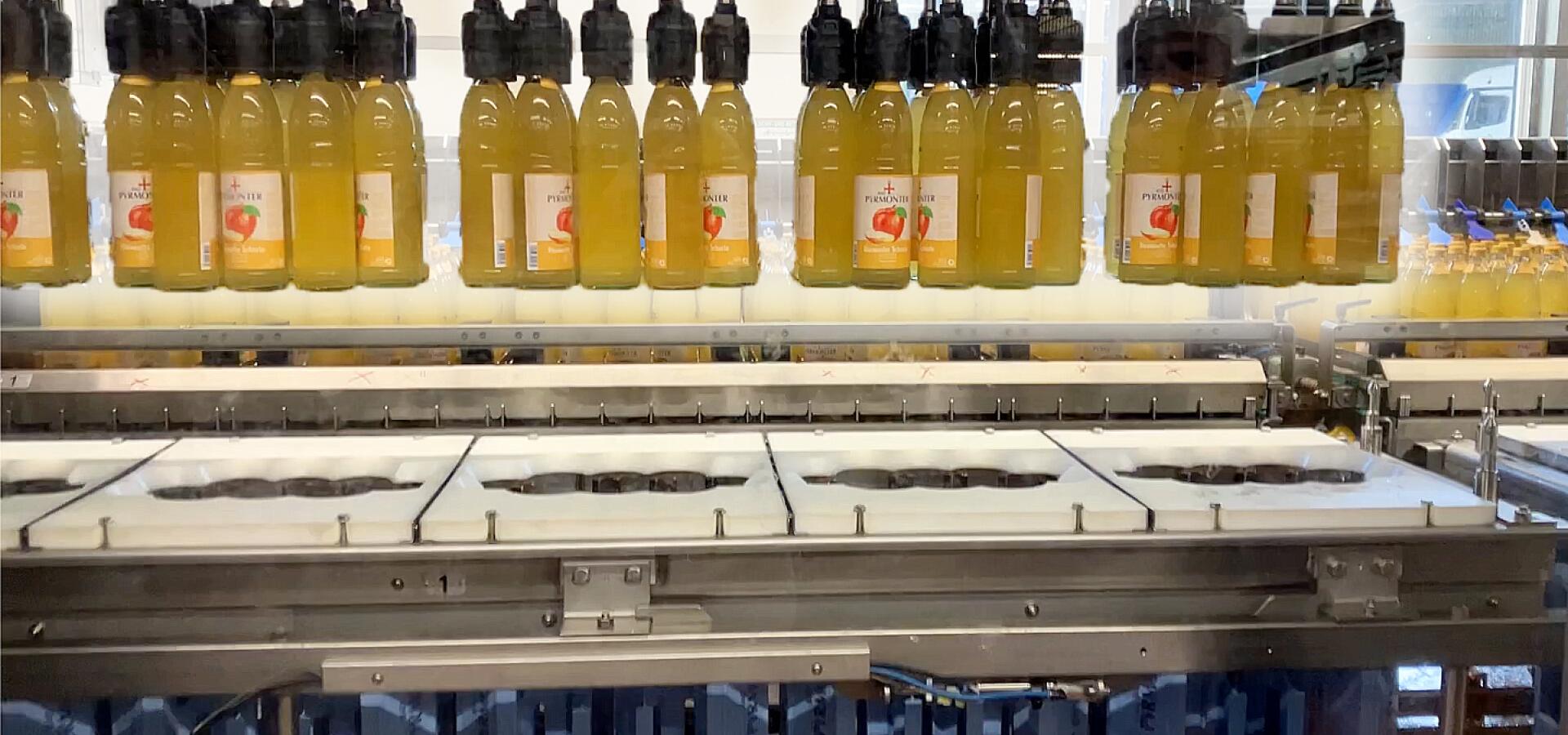 Produktionslinie mit Bad Pyrmonter Schorle-Flaschen in einer Abfüllanlage.