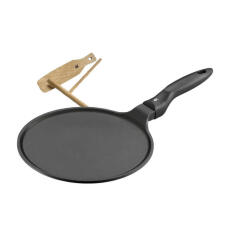 Schwarze Crepe-Pfanne mit Holzschieber und Verteiler auf weißem Hintergrund.