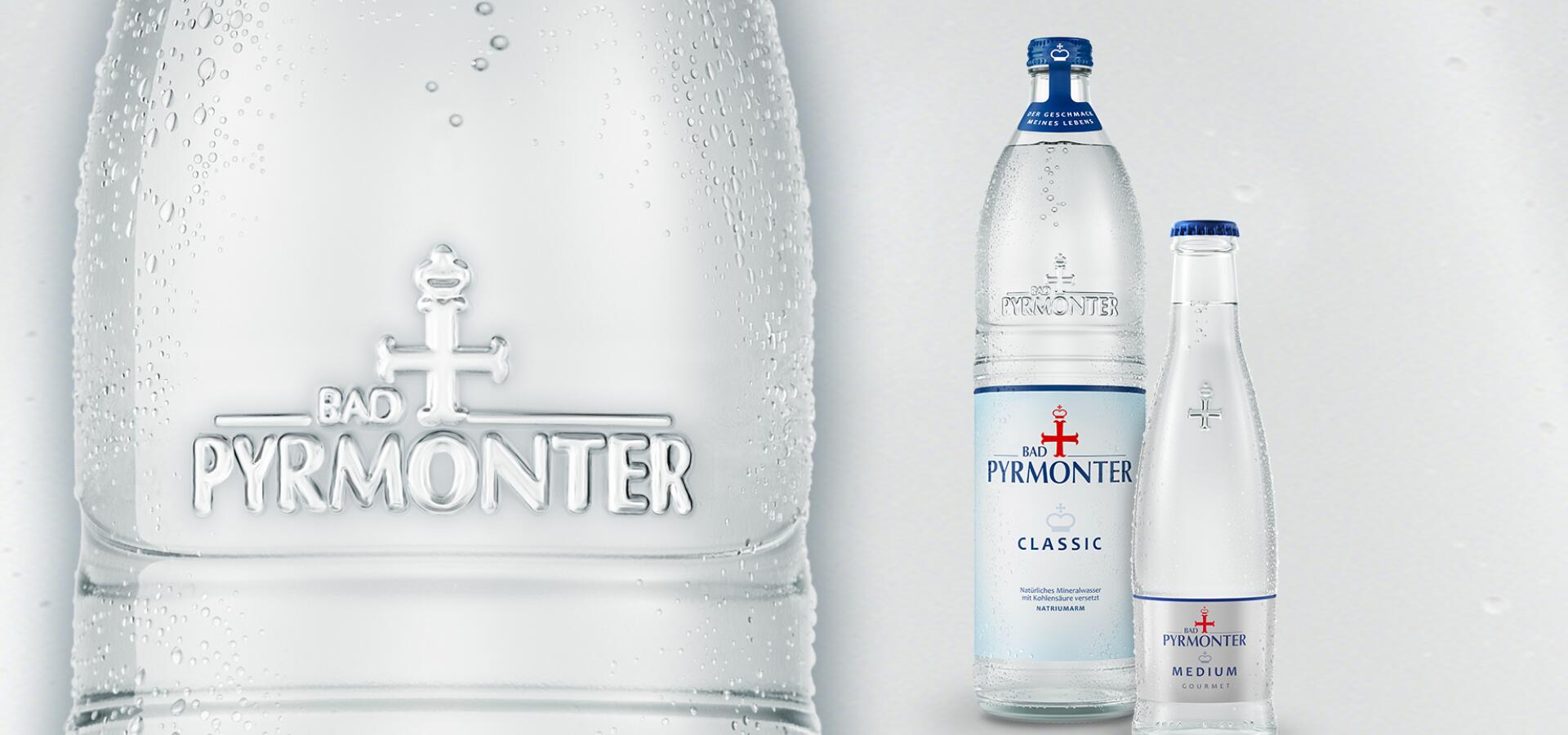 Nahaufnahme von Bad Pyrmonter Mineralwasserflaschen mit Wassertropfen.