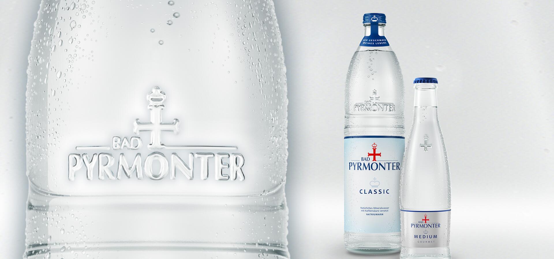 Nahaufnahme von Bad Pyrmonter Mineralwasserflaschen mit Wassertropfen.