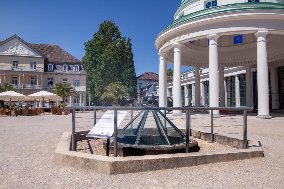 Historisches Brunnendenkmal am Hylligen Born in Bad Pyrmont bei Sonnenschein.