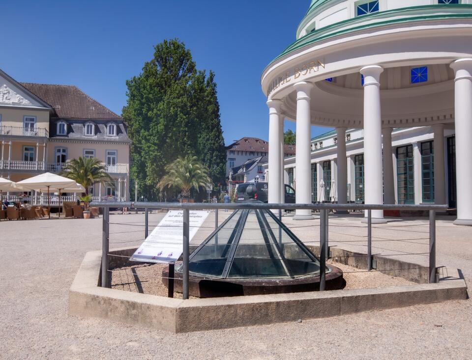 Historisches Brunnendenkmal am Hylligen Born in Bad Pyrmont bei Sonnenschein.