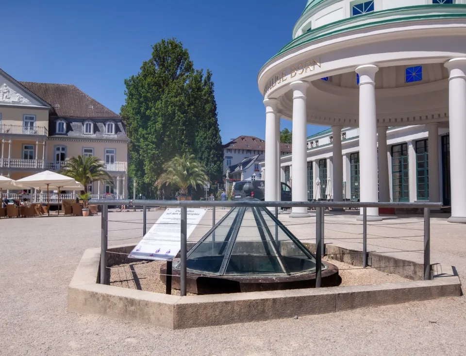 Historisches Brunnendenkmal am Hylligen Born in Bad Pyrmont bei Sonnenschein.