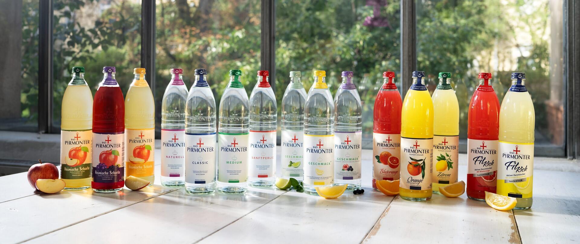 Verschiedene Bad Pyrmonter Mineralwässer, Schorlen und Limonaden in Flaschen aufgereiht.