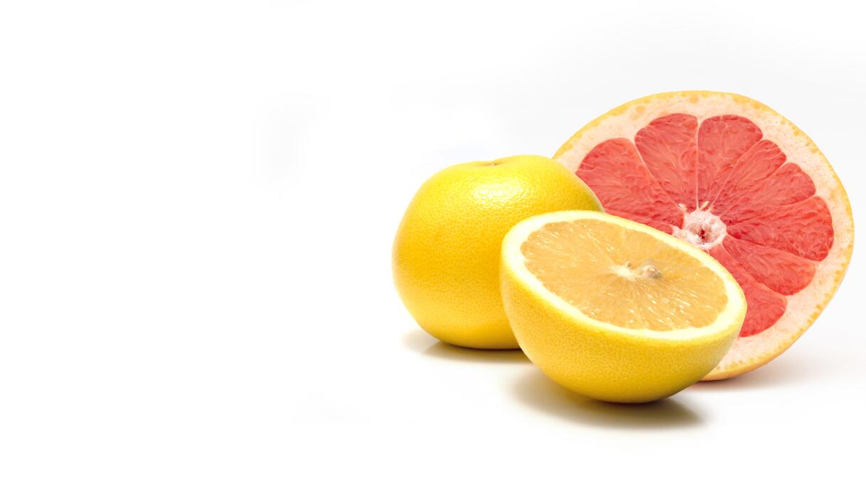 Zitronen und eine halbe Grapefruit
