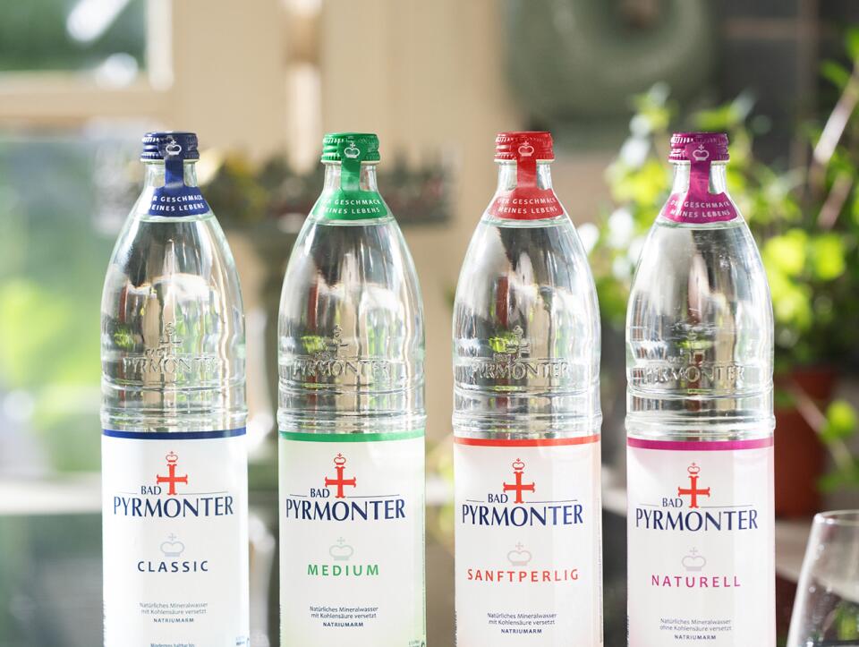 Vier Flaschen Bad Pyrmonter Mineralwasser in den Sorten Classic, Medium, Sanftperlig und Naturell.