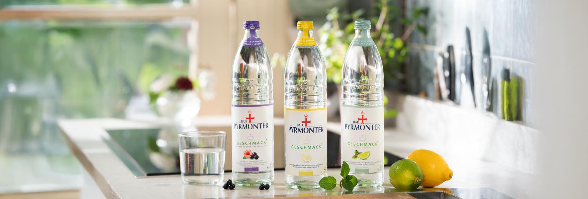 Drei Flaschen Bad Pyrmonter Mineralwasser mit Geschmack: Shcwarze-Johannisbeere-Hibiskus, Zitrone und Limette-Minze.