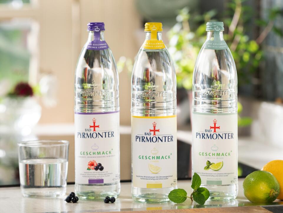 Drei Flaschen Bad Pyrmonter Mineralwasser mit Geschmack: Shcwarze-Johannisbeere-Hibiskus, Zitrone und Limette-Minze.