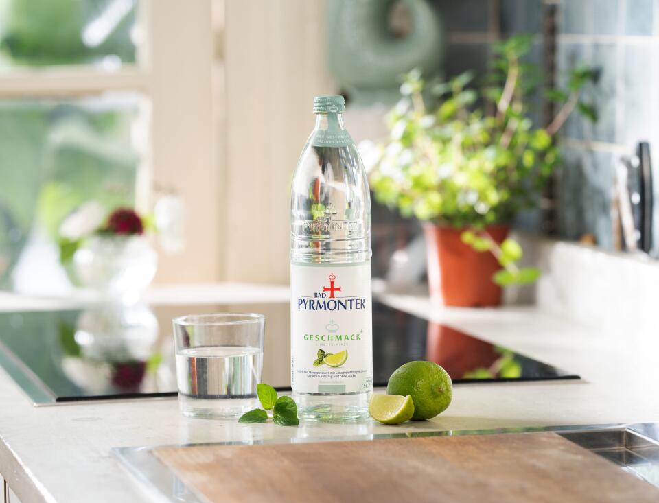 Bad Pyrmonter Mineralwasser Geschmack Plus Limette Minze mit Glas auf einer modernen Küchenzeile.