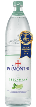Eine Glasflasche Bad Pyrmonter Geschmack Plus Limette Minze mit einer Auszeichung