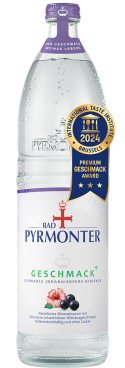 Eine Glasflasche Bad Pyrmonter Geschmack Plus Schwarze Johannisbeere Hibiskus mit einer Auszeichung