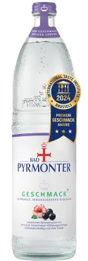 Eine Glasflasche Bad Pyrmonter Geschmack Plus Schwarze Johannisbeere Hibiskus mit einer Auszeichung
