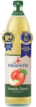 Eine Glasflasche Bad Pyrmonter heimische schorle naturtrüber apfel mit zwei Auszeichung