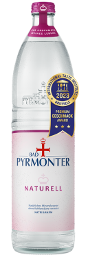 Eine Glasflasche Bad Pyrmonter Naturell mit einer Auszeichung