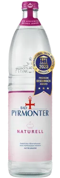 Eine Glasflasche Bad Pyrmonter Naturell mit einer Auszeichung