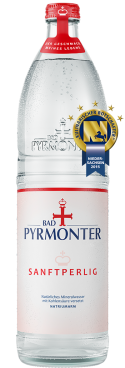 Eine Glasflasche Bad Pyrmonter Sanftperlig mit einer Auszeichung