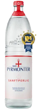 Eine Glasflasche Bad Pyrmonter Sanftperlig mit einer Auszeichung