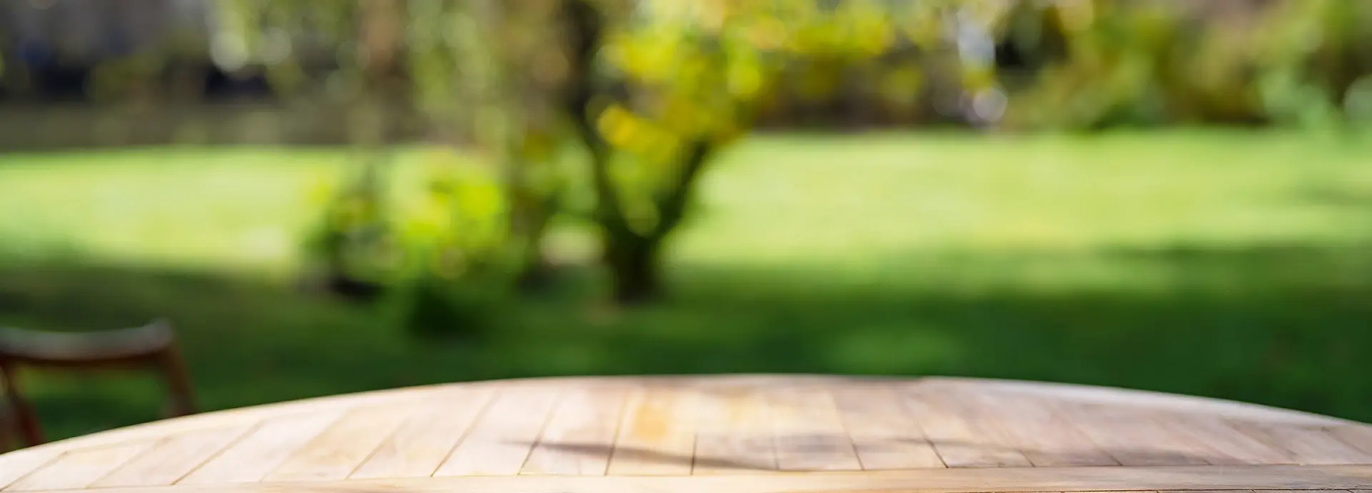 Ein leerer Holztisch vor Natur