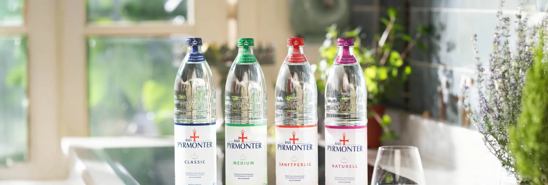 Vier Flaschen Bad Pyrmonter Mineralwasser in den Sorten Classic, Medium, Sanftperlig und Naturell.